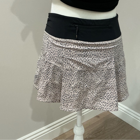 Lululemon skort - Picture 2 of 5